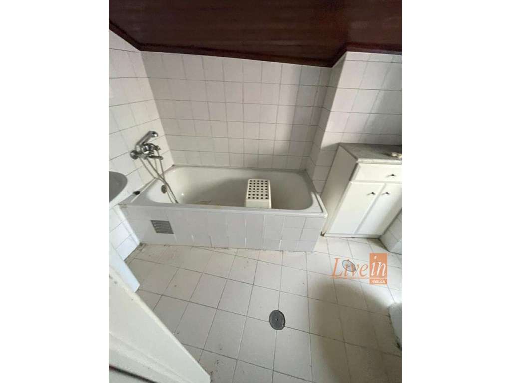 Moradia T1 para Reabilitação em Alcântara - Grande imagem: 3/13