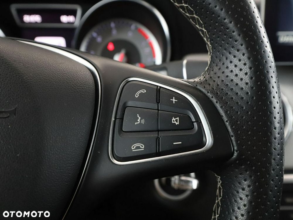 Mercedes-Benz GLA 180 7G-DCT Urban - 29