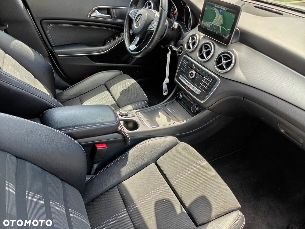 Mercedes-Benz CLA 180 7G-DCT UrbanStyle Edition - 15