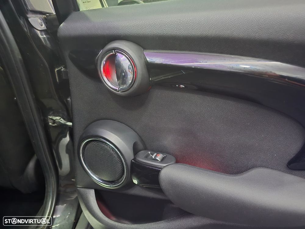 MINI 5 Portas Cooper D Auto - 13