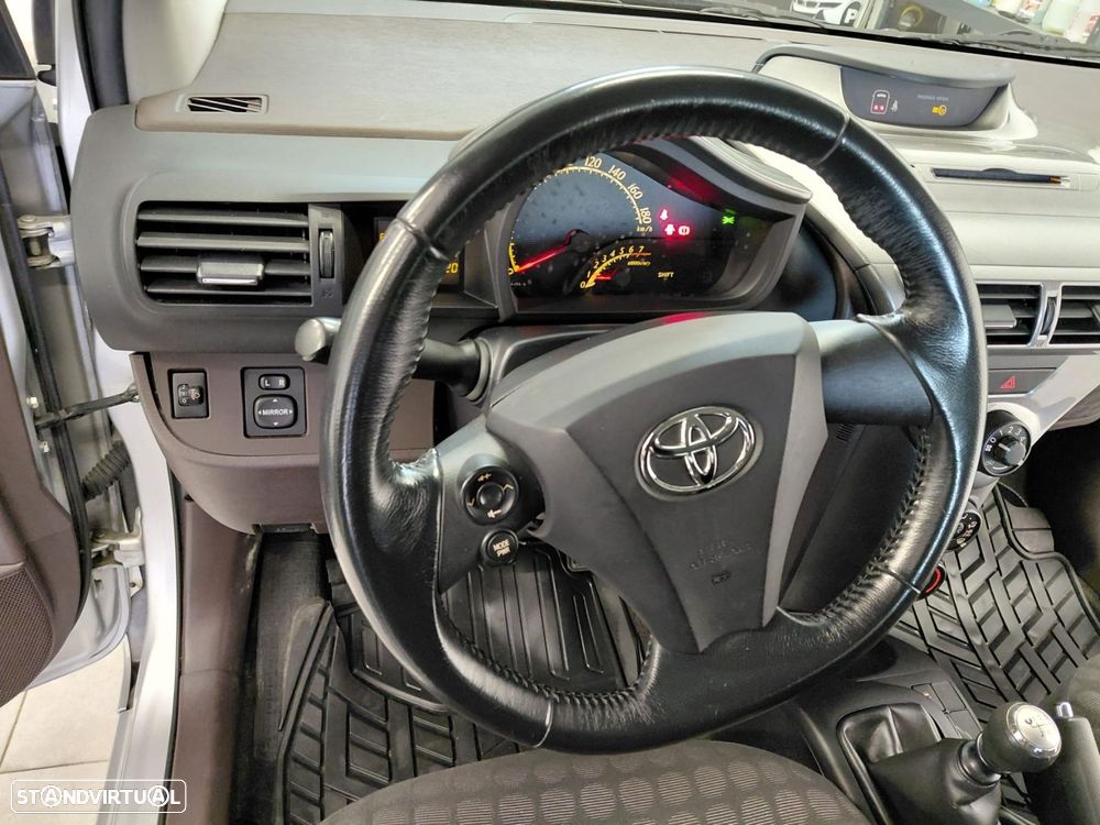 Toyota iQ 1.0 VVT-i - 11