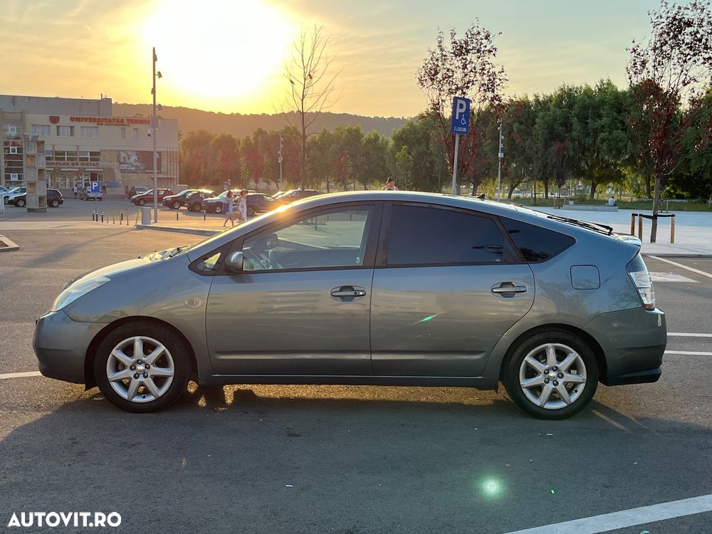 Toyota Prius (Hybrid) - 3