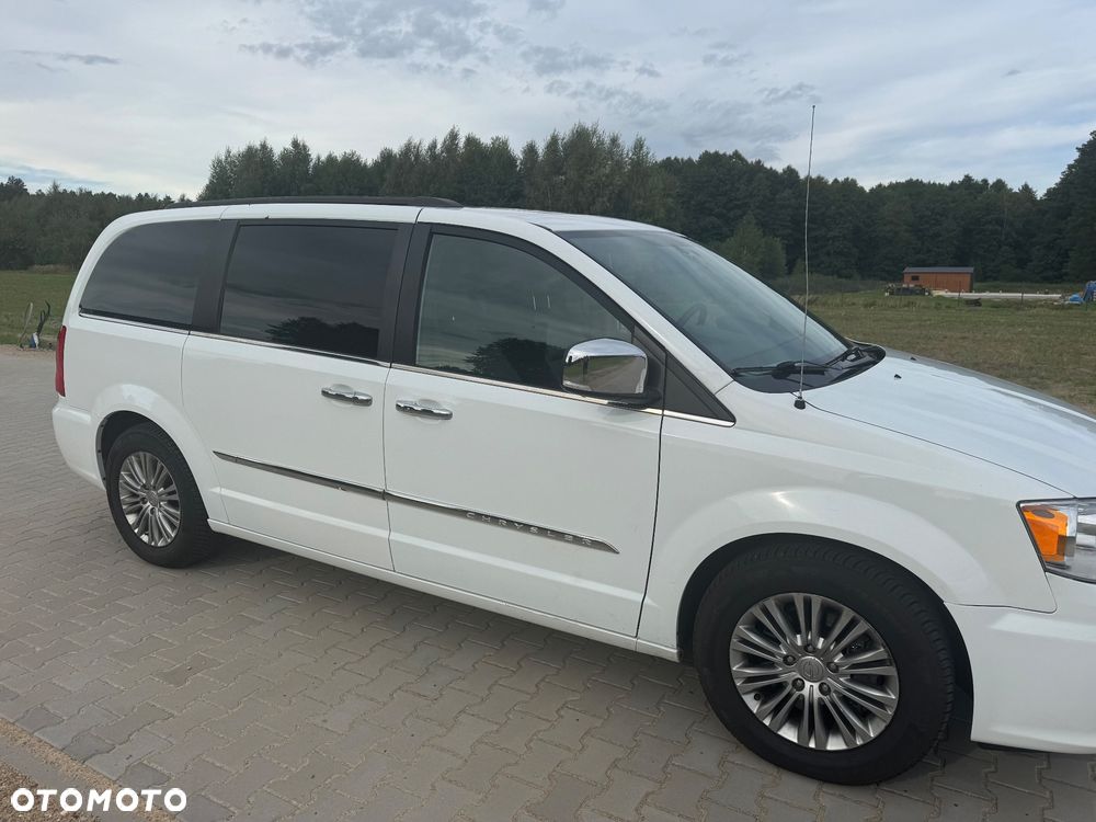 Chrysler Town & Country - 6
