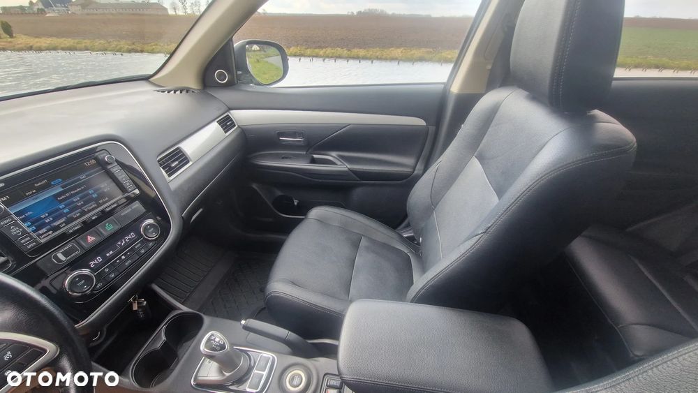 Mitsubishi Outlander 2.0 4WD Top - 11