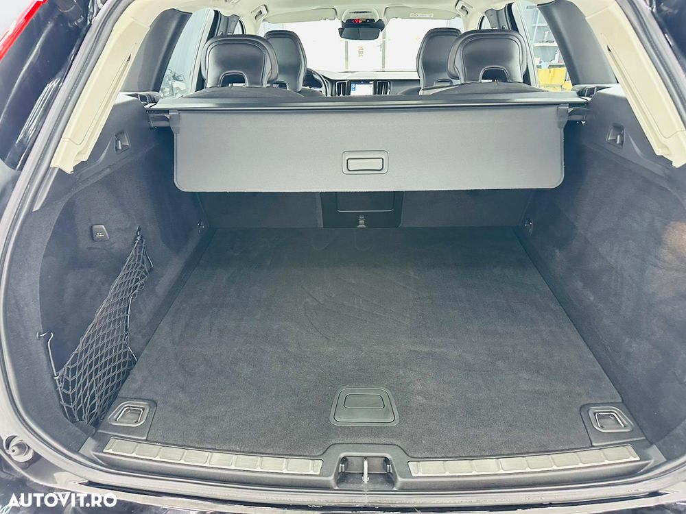 Volvo XC 60 B4 MHEV AT8 FWD Momentum Pro - 16