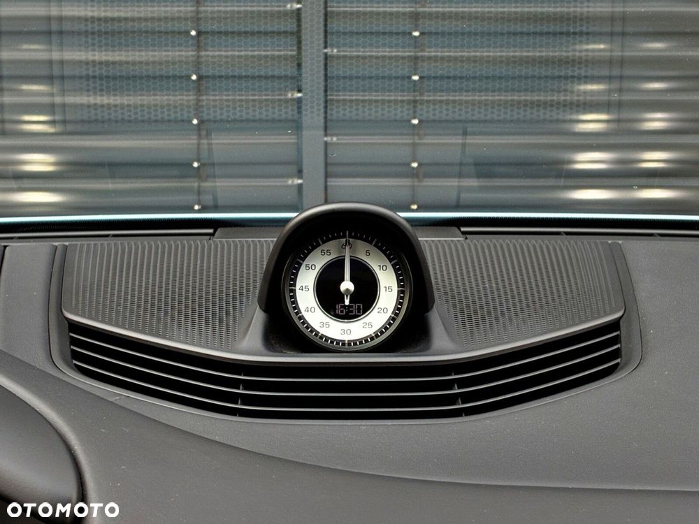 Porsche Taycan - 32