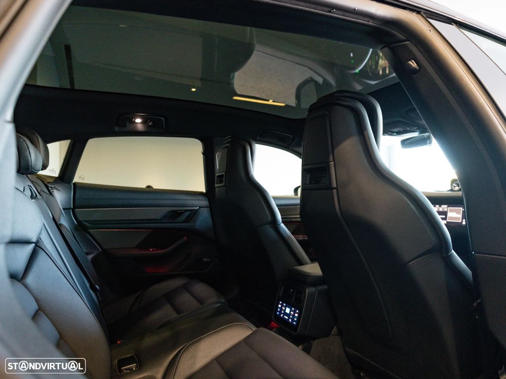 Porsche Taycan Cross Turismo 4 - 25