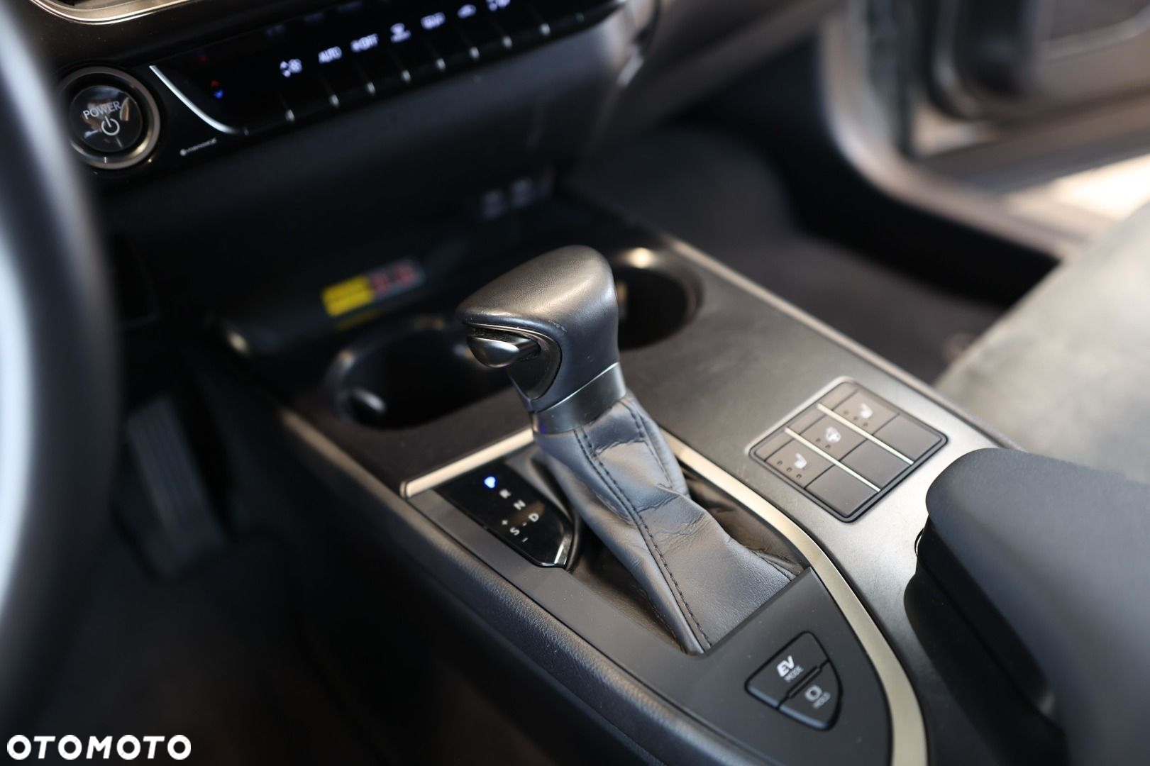 Lexus UX - 22