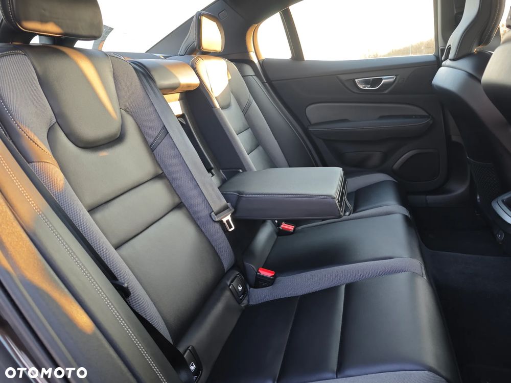 Volvo S60 B4 B DKG Plus Dark - 10