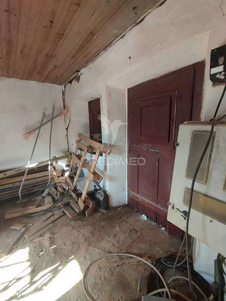 MORADIA COM TERRENO, PARA RECONSTRUIR - Grande imagem: 5/9