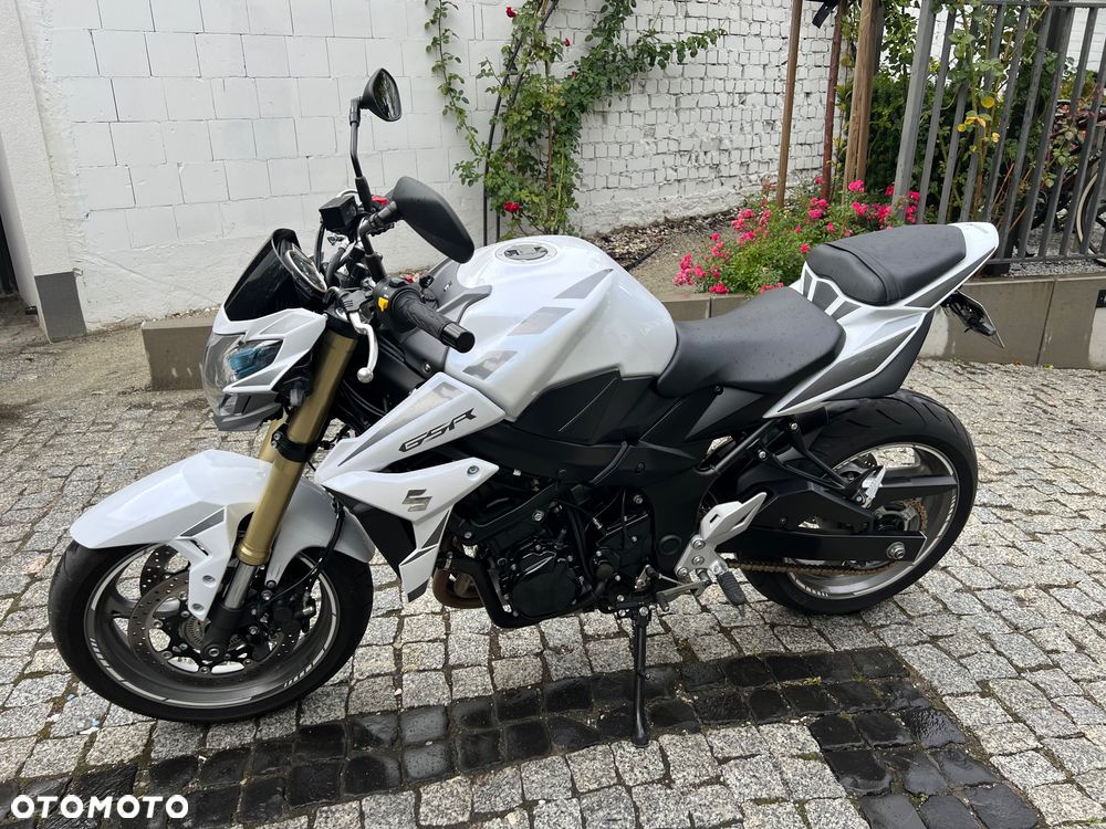 Suzuki GSR - 25