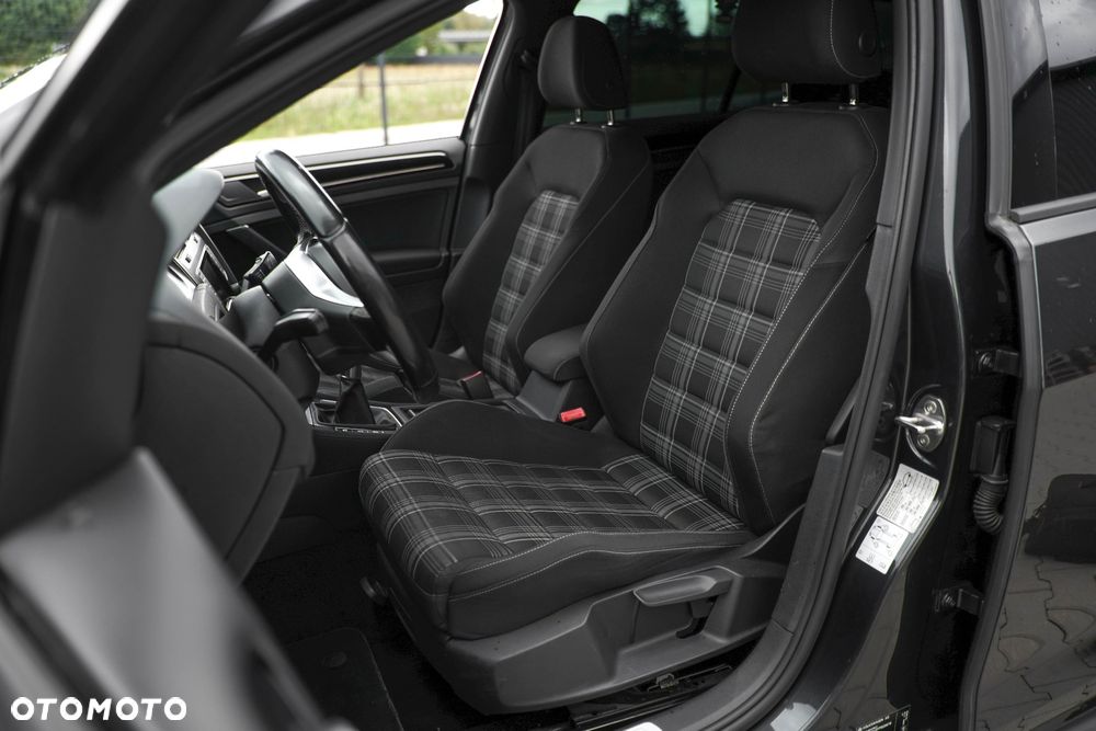 Volkswagen Golf - 15