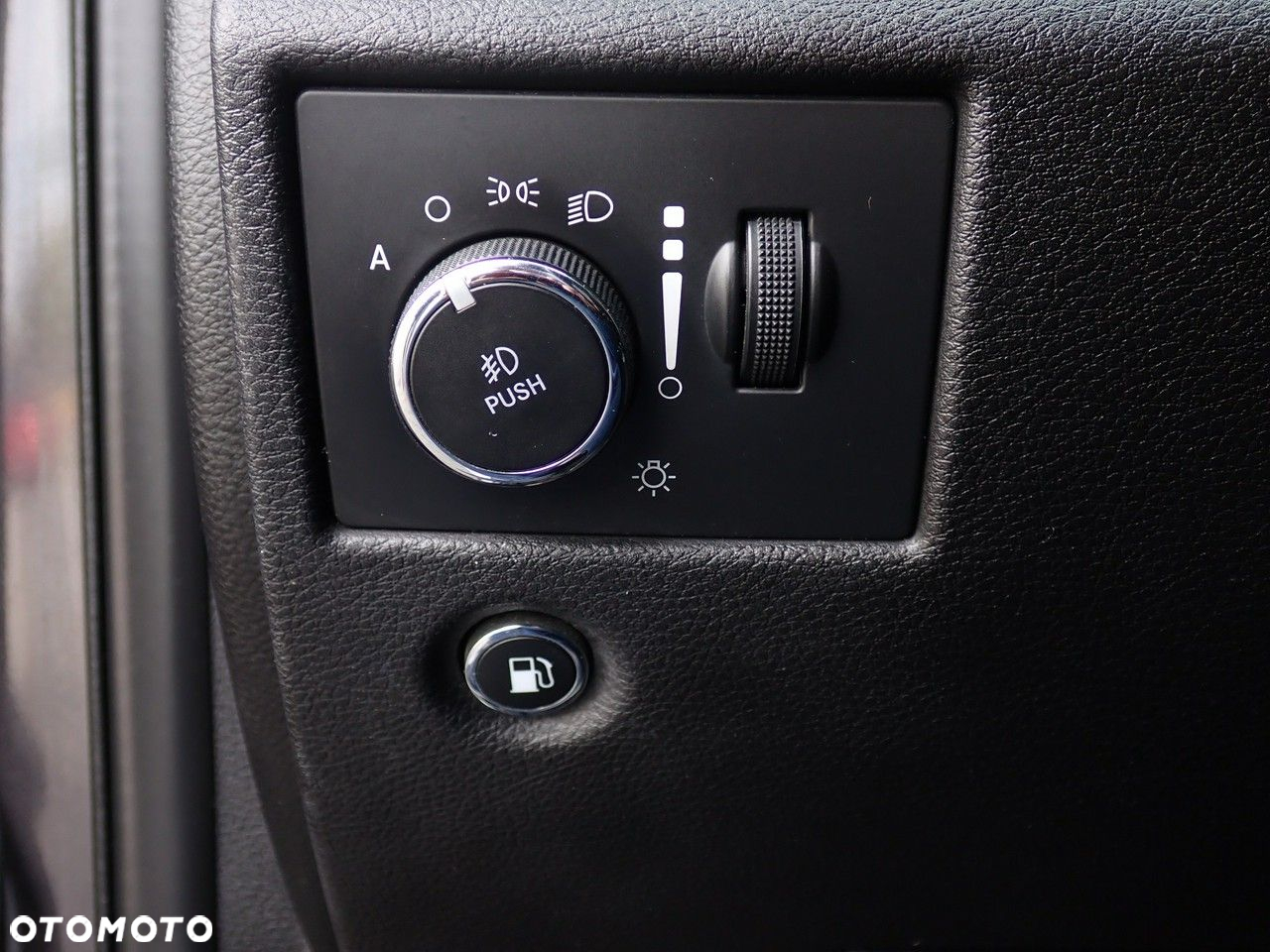 Jeep Grand Cherokee - 38