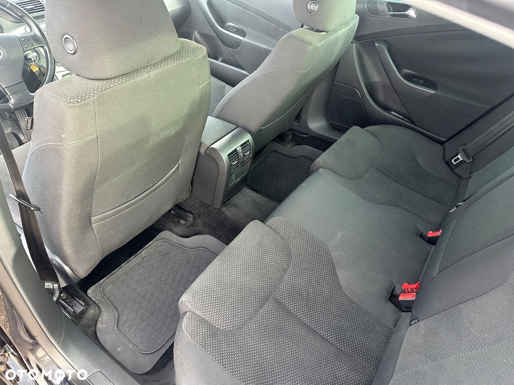 Volkswagen Passat 2.0 TDI Highline - 16