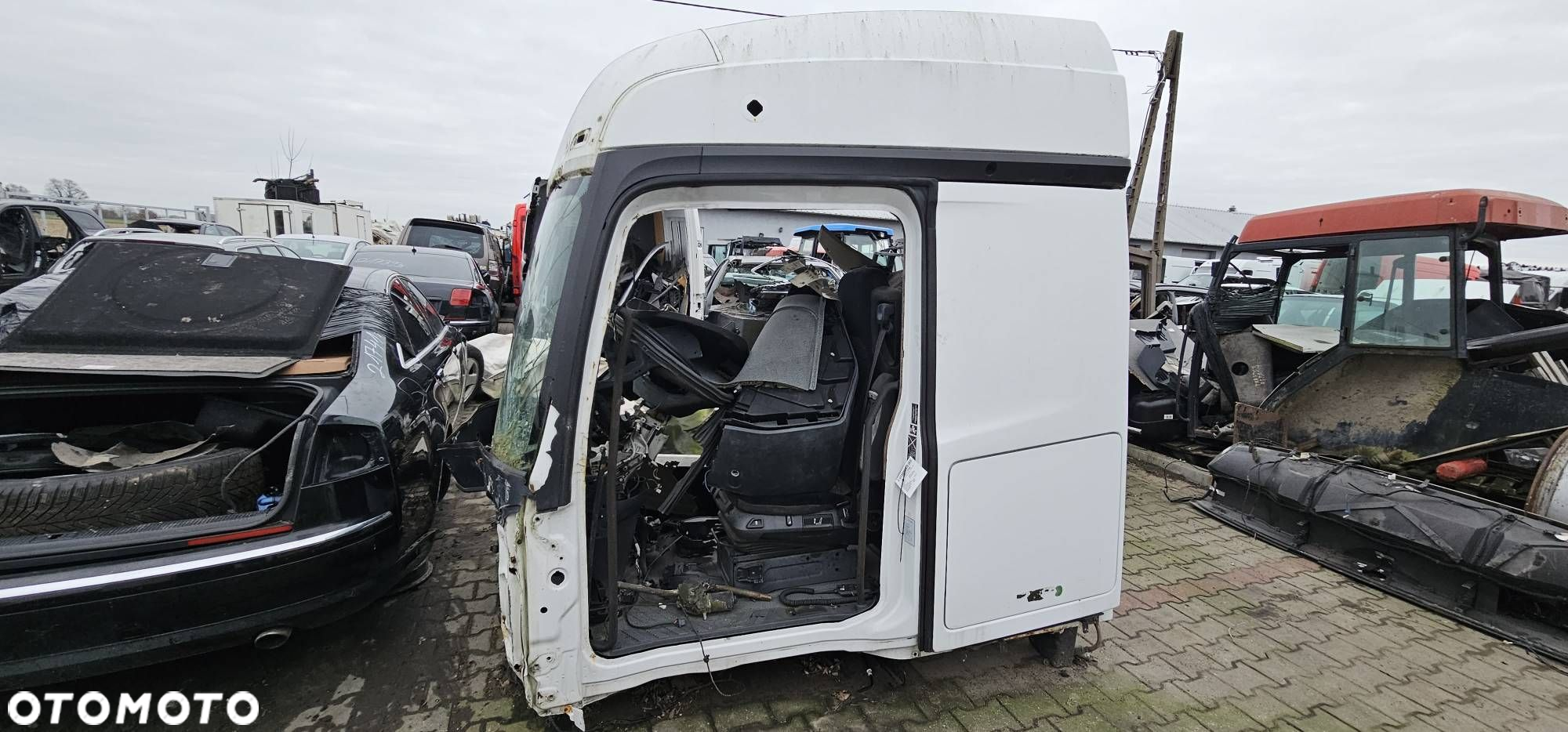 ĆWIARTKA BŁOTNIK LEWY TYŁ MERCEDES ACTROS 1824 - 4