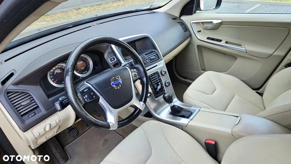 Volvo XC 60 D5 AWD Momentum - 8