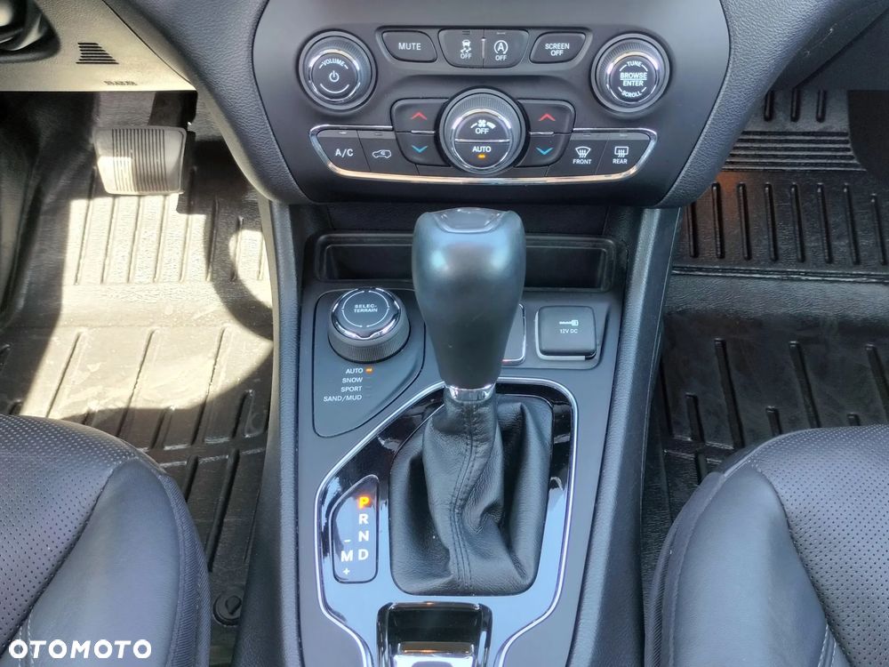 Jeep Cherokee - 24