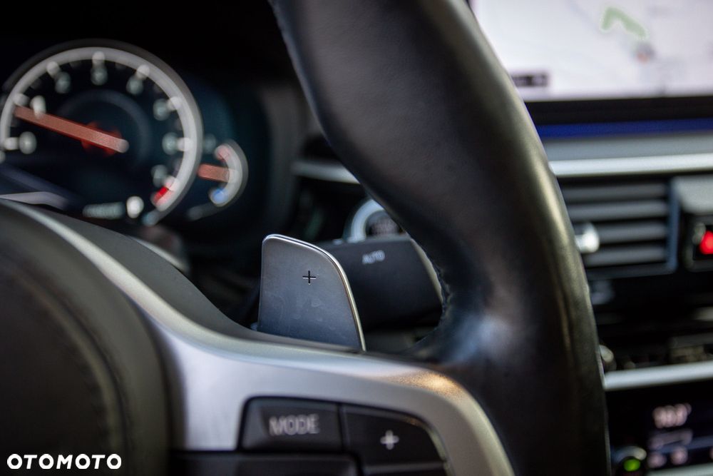 BMW Seria 5 M550i xDrive - 23