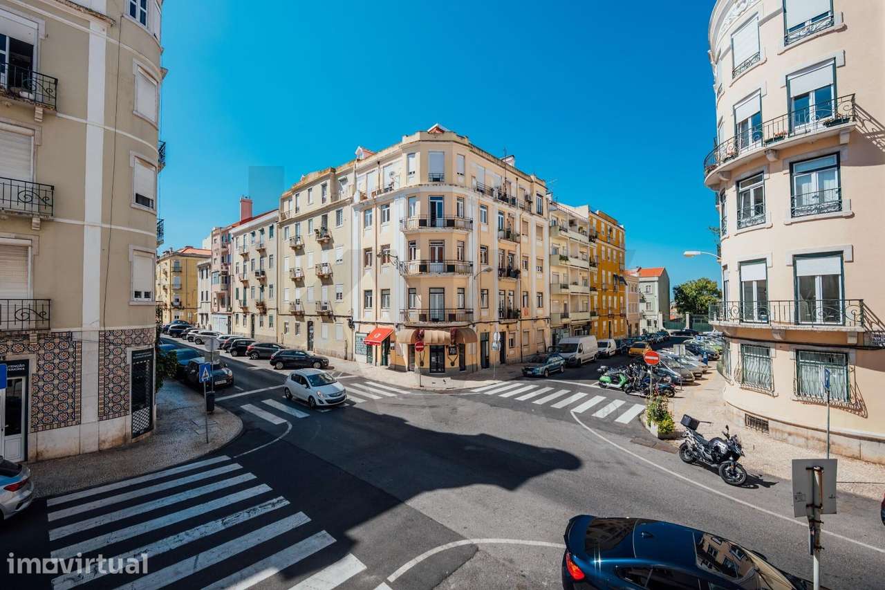 T3 totalmente remodelado junto ao Jardim da Parada | Campo de Ourique - Grande imagem: 2/36