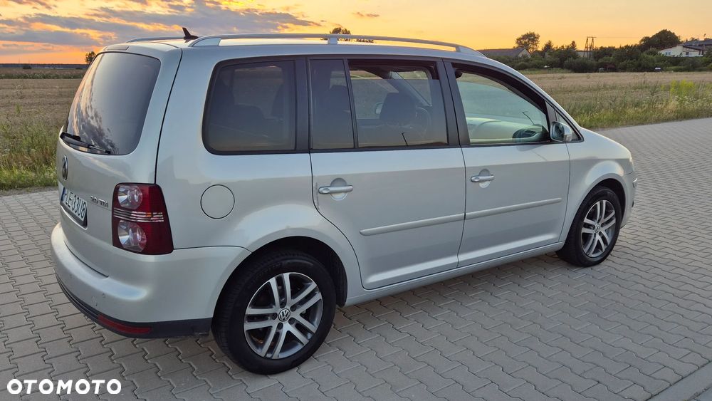 Volkswagen Touran 2.0 TDI Highline - 16