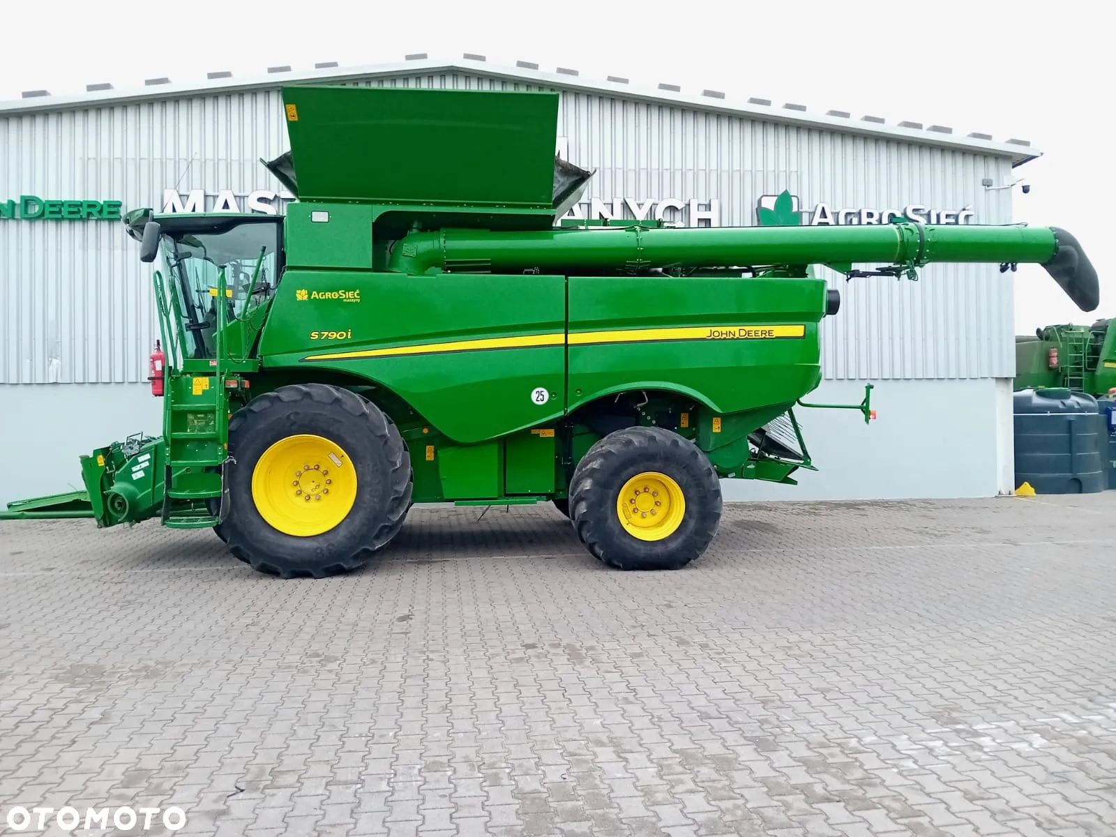 John Deere S790 - 1