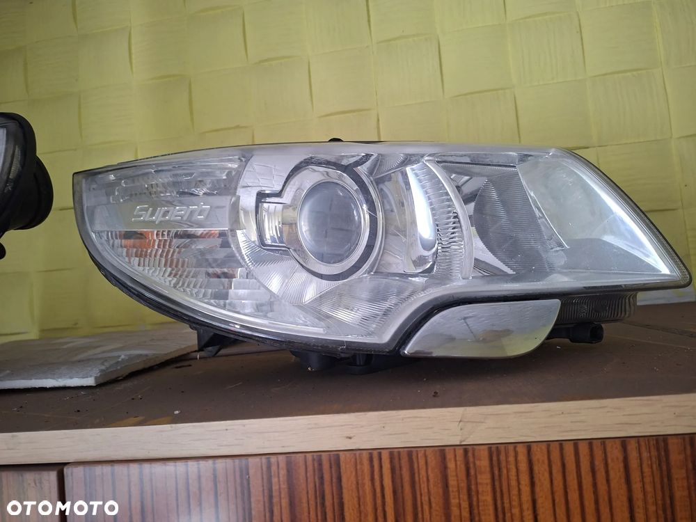 Lampa xenon skretna  Prawa lub lewa Skoda superb 2 poznan