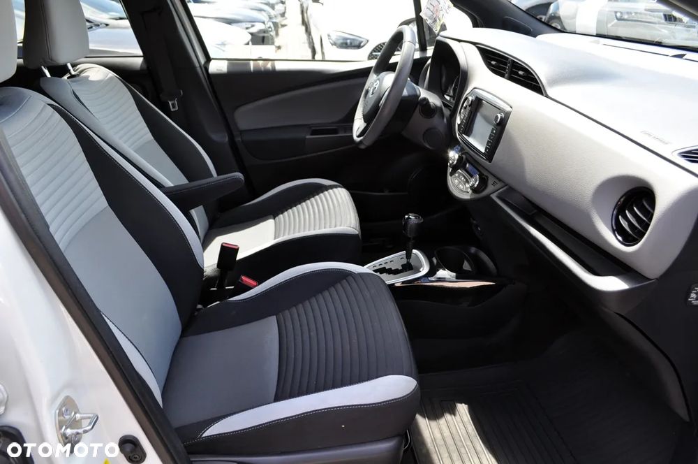 Toyota Yaris Hybrid 100 Selection Platinum - 28