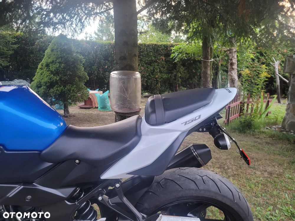 Suzuki GSR - 26
