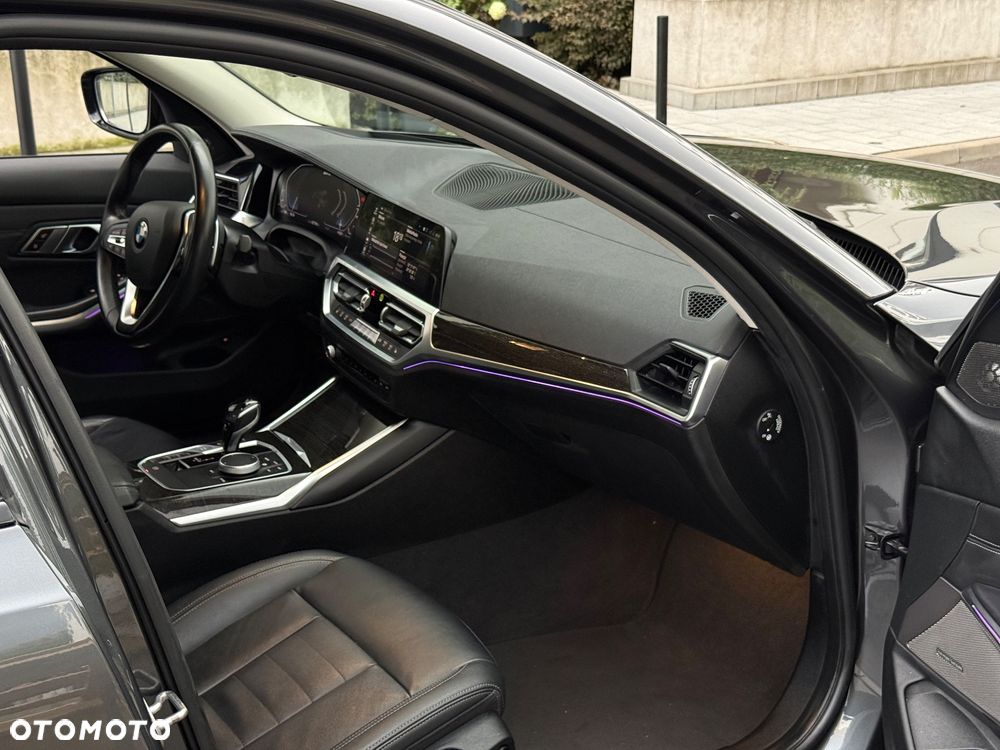 BMW Seria 3 330e M Sport - 12