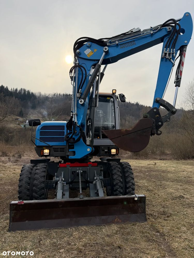 Wacker Neuson EW100 Koparka Kołowa 11 ton. NISKI PRZEBIEG.  3x łamane Ramię. Klima. Pompa ON. 2 Łyżki. Dodatkowe 3 sekcje Hydrauliczne. z upadłośći Norweskiej. Maszyna Jak Nowa z salonu! 2799 mtg. PERKINS silnik 130km. STABILIZATORY Klima. DEKRA 2026r. Książka serwisowa. Szybkozłącze Hydr. Skrętne ramie. Ani deka luzów i wycieków. Pełny Oryginał. Nie picowana na sprzedaż. OKAZJA - 4