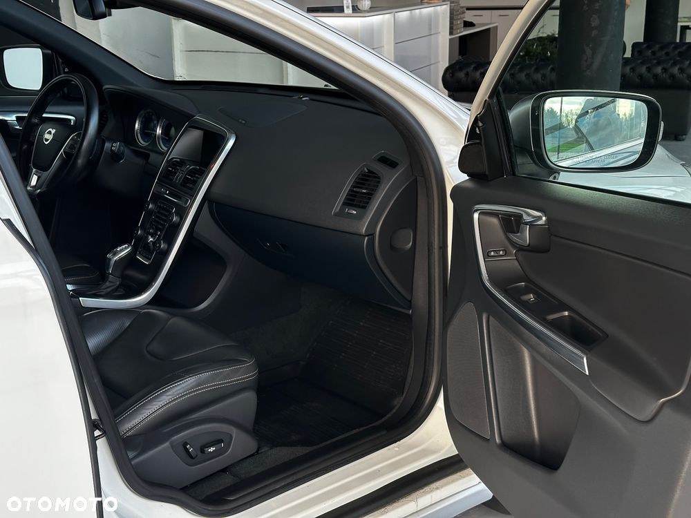 Volvo XC 60 T6 AWD R-Design - 24