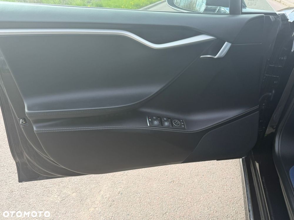 Tesla Model S - 24