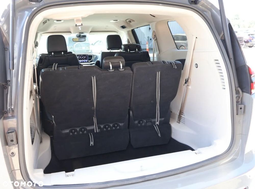 Chrysler Pacifica - 35