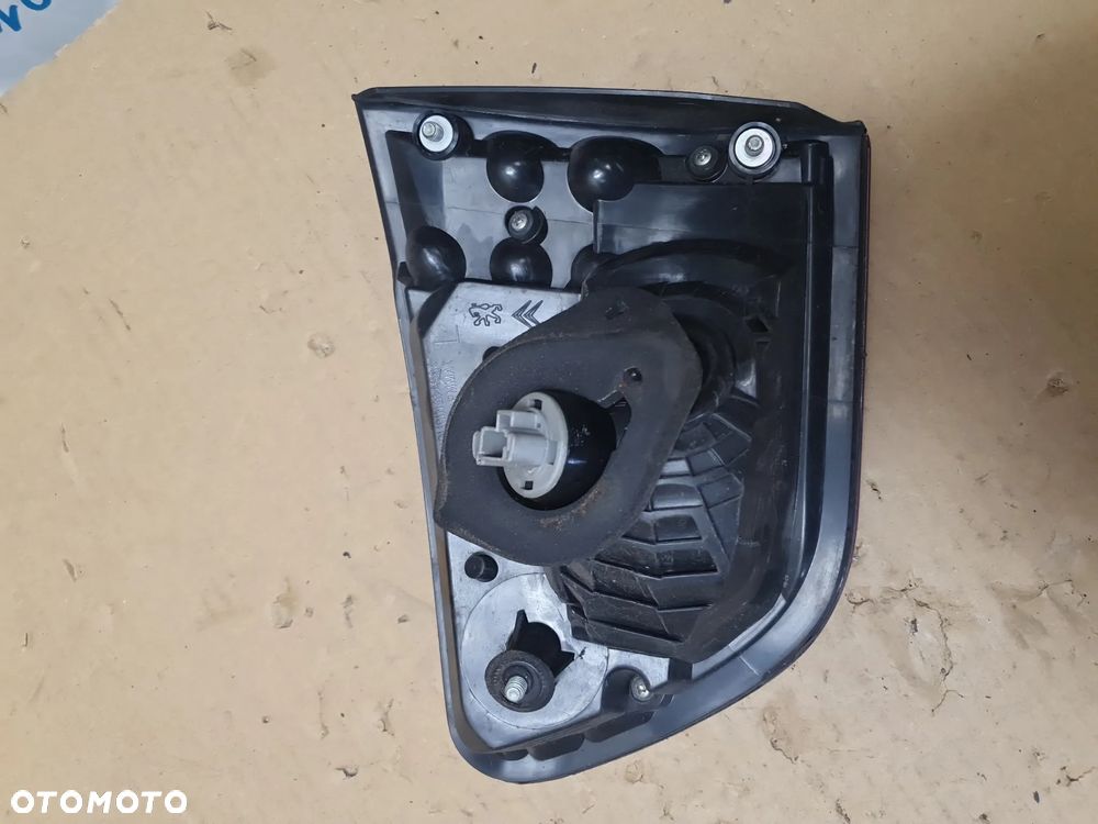 Lampa Lewy Tył Tylna w Klapę Citroen C-Crosser 1146-380L - 4