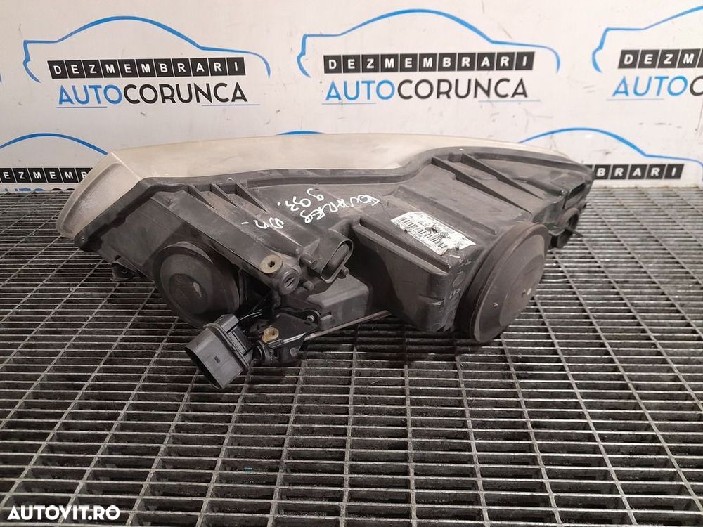 Far Dreapta Volkswagen Touareg 7L facelift 2007 - 2010 SUV 4 Usi (993) Fara xenon - 3