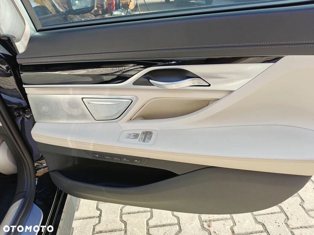 BMW Seria 7 M760Li xDrive - 28