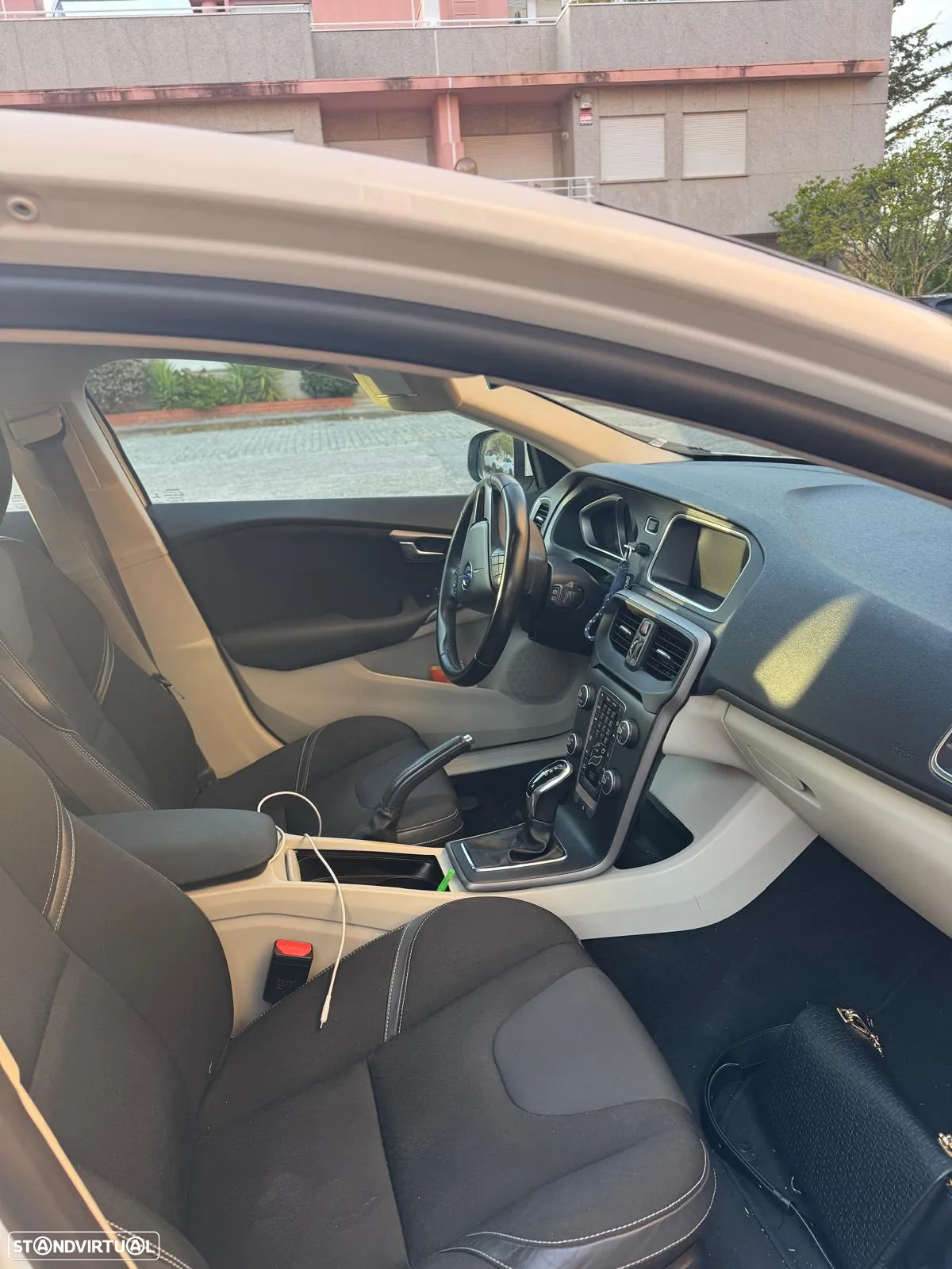 Volvo V40 2.0 D2 Momentum Geartronic - 9