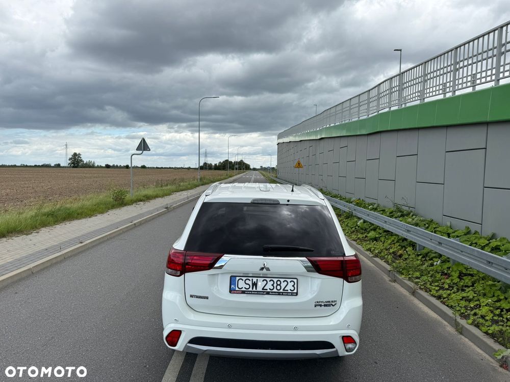 Mitsubishi Outlander 2.0 4WD Plug-In Hybrid Plus - 10
