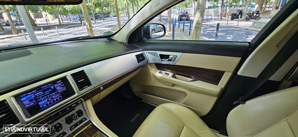 Jaguar XF 2.2 D Premium Luxury - 13