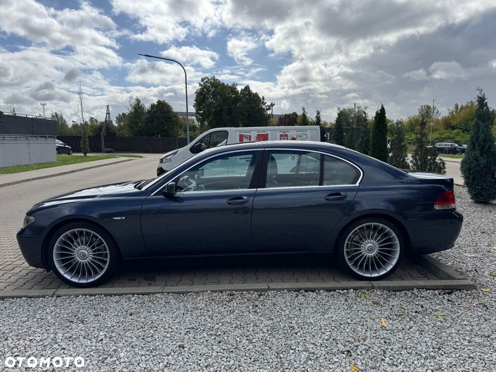 BMW Seria 7 745i - 8