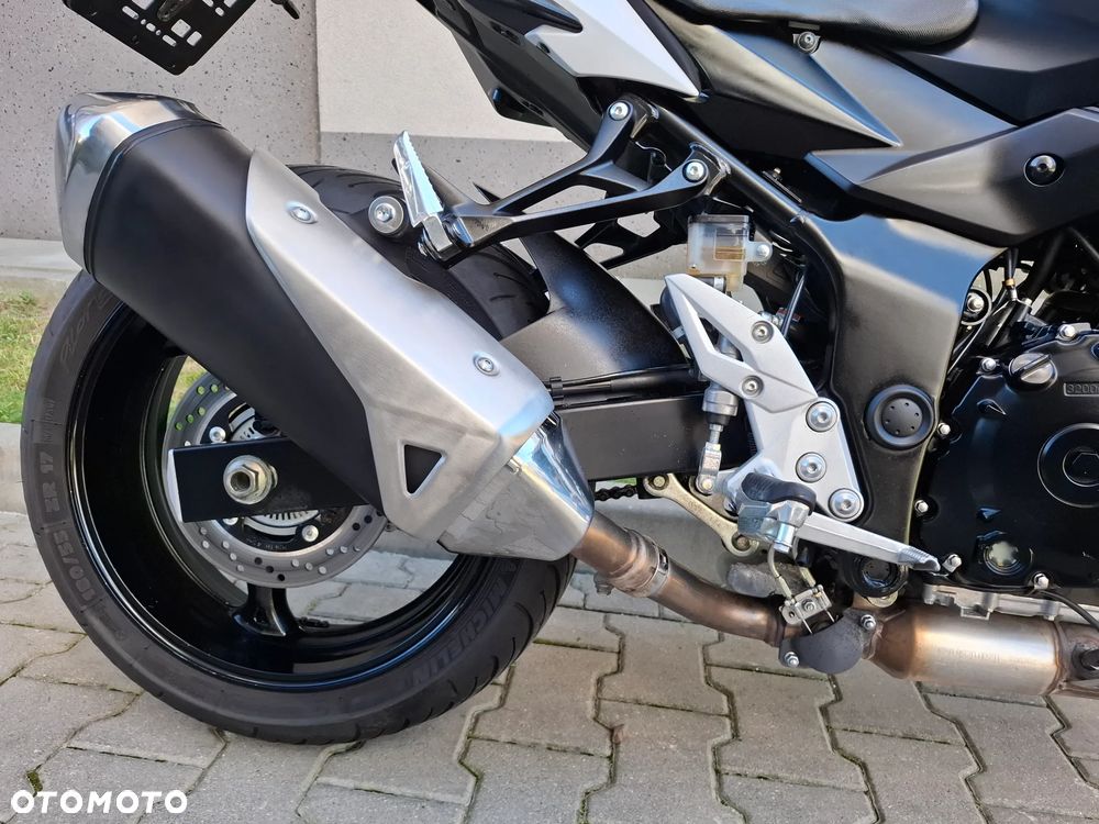 Suzuki GSR - 26