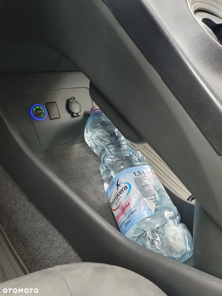 Toyota Prius (Hybrid) - 16