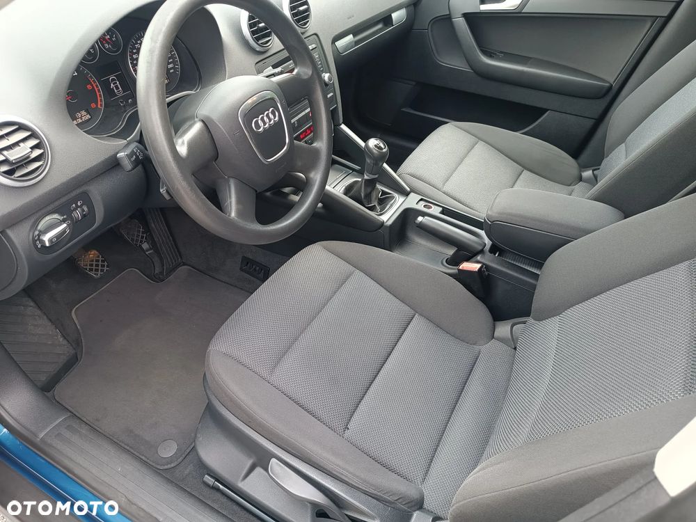 Audi A3 Sportback 1.6 TDI DPF Ambiente - 14