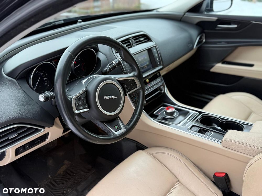 Jaguar XE 2.0 D Prestige - 9