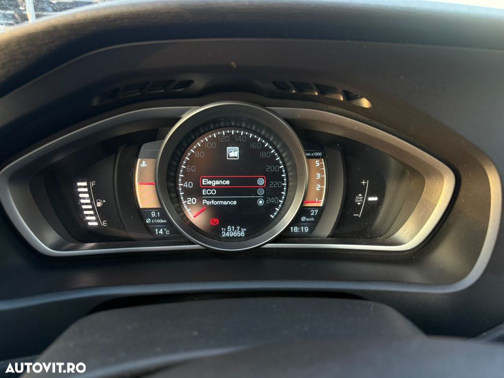 Volvo V40 D3 R Design - 9