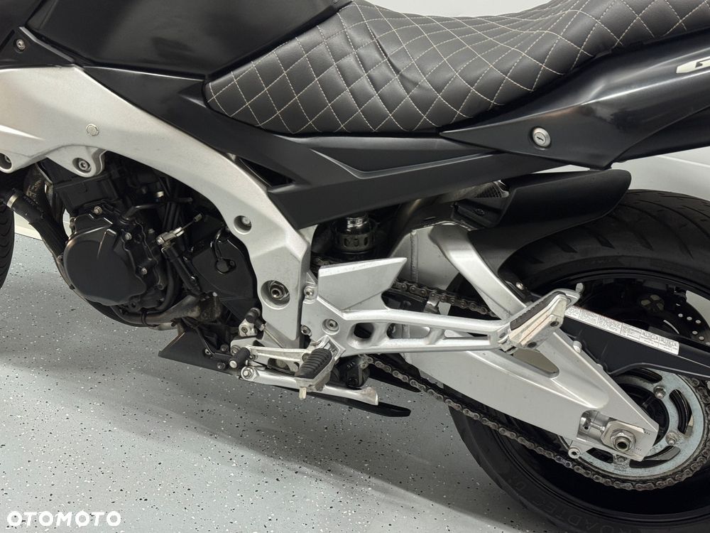 Suzuki GSR - 19