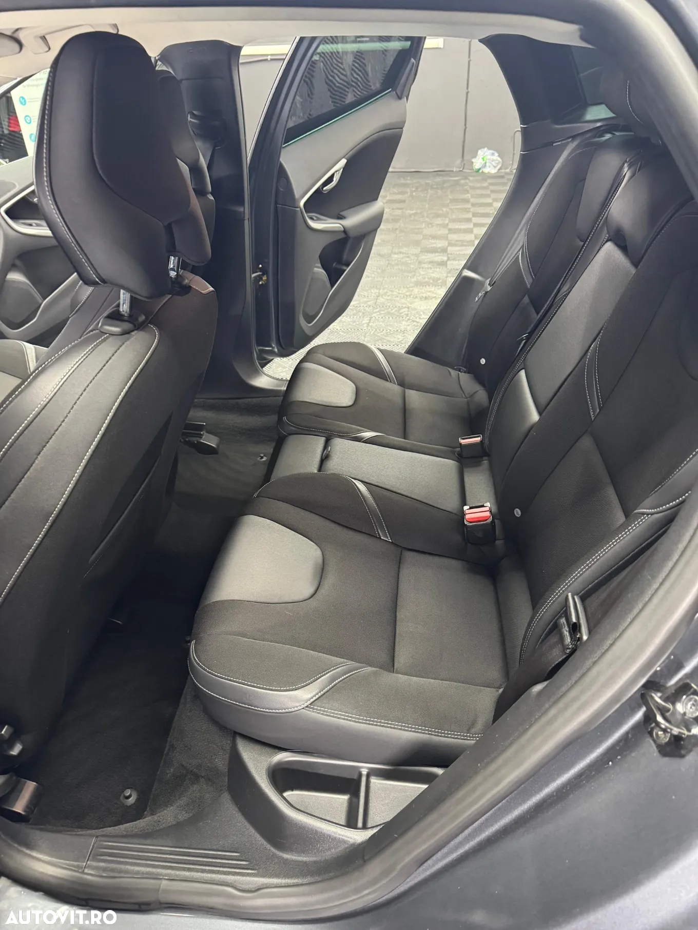 Volvo V40 D2 R-Design - 14
