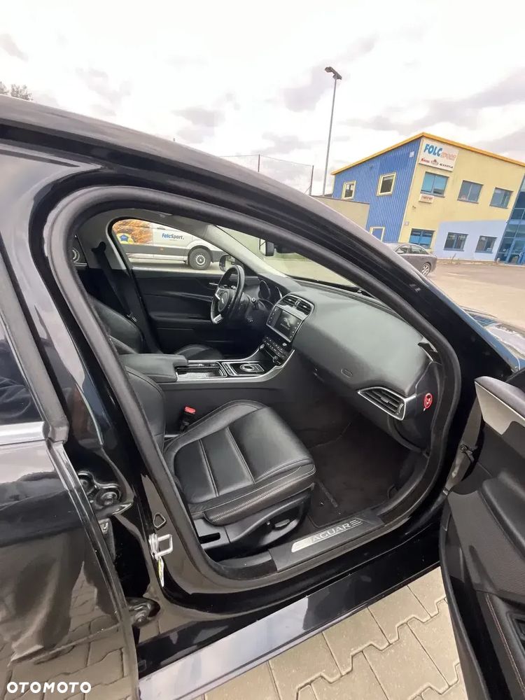 Jaguar XE 2.0 D Prestige - 22