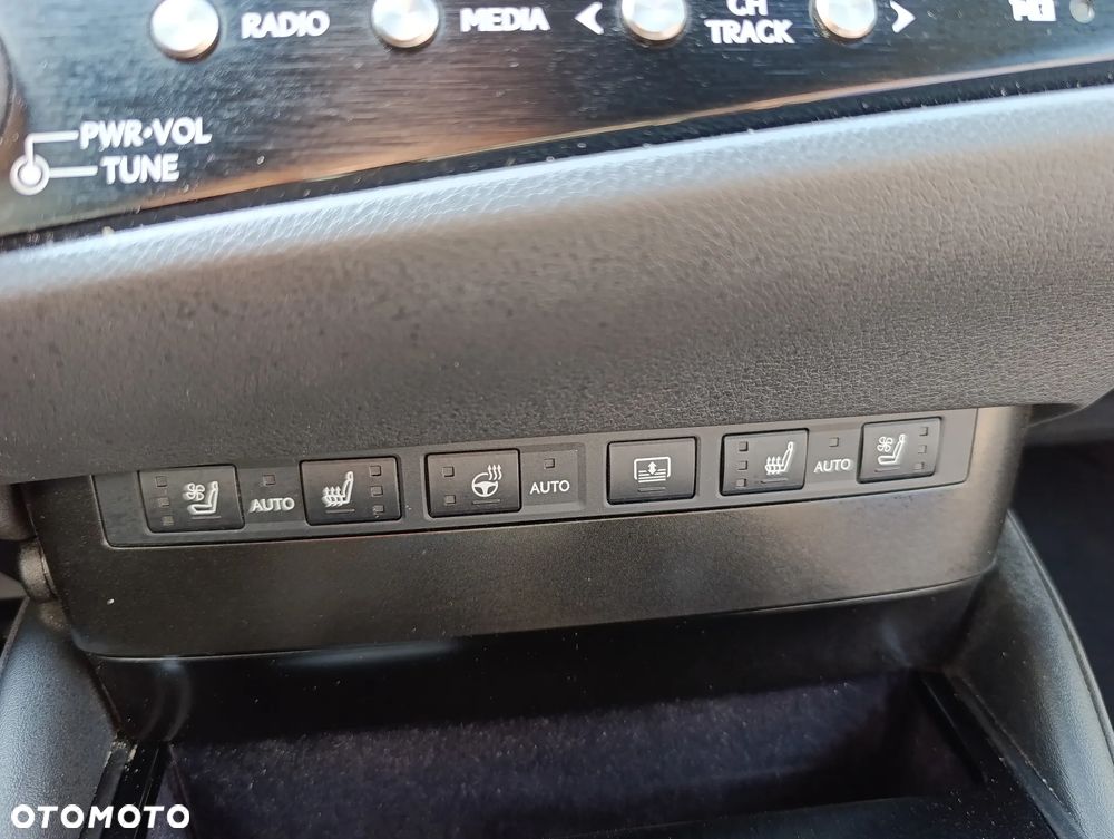 Lexus ES 300h Omotenashi - 17