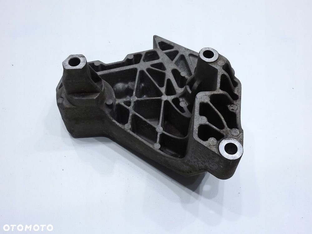ŁAPA WSPORNIK SILNIKA VW PASSAT B6 2.0 FSI - 7